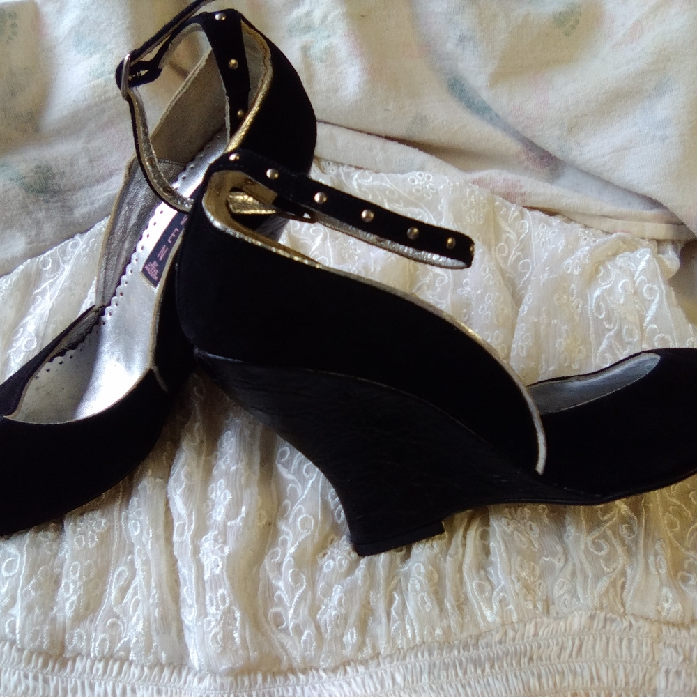 Steven Madden "Rheena" black Velvet Wedges trimmed in silver,made in Spain. - Picture 6 of 10